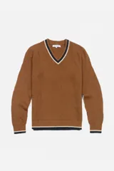 Sweater marrón de punto con cuello en V y terminaciones en contraste con rayas blancas y azul marino en cuello y ruedo.