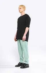 Pantalón recto color verde agua, con calce regular, bolsillos laterales, cintura elástica y cordón ajustable.