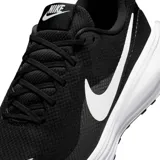 Championes de running Nike Revolution 8, color negro con detalles en blanco. Capellada de malla transpirable y suela con ranuras flexibles.