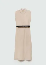 Vestido camisero midi color beige, sin mangas, con cuello camisero, cinturón ajustable y aberturas laterales.