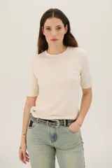 Remera celeste de corte recto y mangas cortas.
