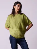 Buzo tejido acanalado color fucsia, marca Ninety, con mangas cortas japonesas y cuello redondo.