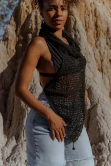 Top tejido al crochet color negro, con capucha integrada y diseño artesanal.