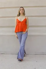 Pantalón de jean celeste de corte acampanado con aberturas en el ruedo.