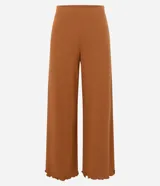 Pantalón recto color marrón de rib texturizado con cintura mediana.