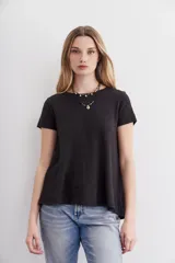 Remera blanca de algodón con mangas cortas y calce holgado.