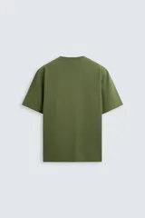 Camiseta verde militar de corte recto, cuello redondo y manga corta.
