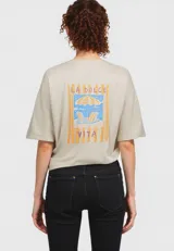 Remera rosa de manga corta con cuello redondo y estampado frontal con la inscripción "VNGERBRG".