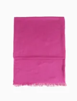 Pashmina fucsia con flecos en los extremos.