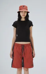 Remera negra de manga corta y cuello redondo, confeccionada en tejido ribb 100% algodón, con moldería ajustada al cuerpo y largo a la cadera.