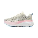 Championes acordonados color beige con suela gruesa en capas blanca, rosa y celeste.