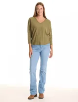 Buzo tejido en hilado fino, color verde, con escote en V y manga ¾ estilo dolman.