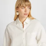 Camisa blanca de lino con mangas largas y bolsillo en el pecho.