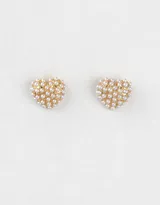 Aros pasantes dorados con forma de corazón, cubiertos de pequeñas perlas blancas.