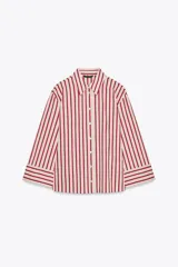Camisa de manga larga con cuello solapa y cierre frontal con botones. Diseño a rayas verticales color borgoña y crema.