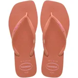Ojotas Havaianas Slim Square Logo Pop, color salmón con logo de la marca en rosa.