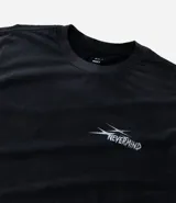 Remera negra de algodón con efecto desteñido (stone wash), corte boxy y manga corta. Estampa grande en la espalda con cinco calaveras amarillas y texto en blanco que dice "SAVAGE SQUAD" y debajo "WE WERE NEVER QUIET".