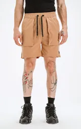 Bermuda color beige con calce relax-fit, cintura elástica con cordón de ajuste y bolsillos delanteros con fuelle. Tejido repelente al agua.