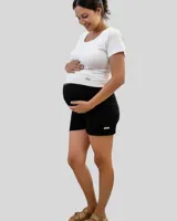 Short de embarazo negro con faja elastizada en la cintura.