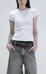 Remera blanca de manga corta, corte ajustado y largo a la cadera.