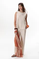 Pantalón de lino color azul con bolsillos laterales y traseros.