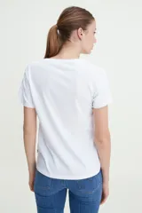 Remera blanca de algodón con logo rojo de Levi's estampado en el pecho.