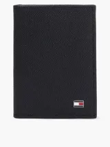 Billetera Tommy Hilfiger Flag Bifold de cuero negro, con diseño bifold, múltiples ranuras para tarjetas y logo metálico de Tommy Hilfiger en la esquina inferior derecha.