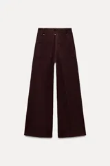 Pantalón de jean azul oscuro, de tiro alto y corte wide leg.