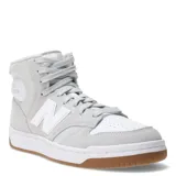 Championes de caña alta New Balance 480, color gris con detalles en blanco y suela marrón.