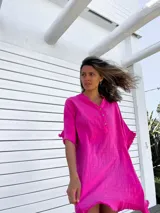 Túnica corta fucsia de lino rústico con cuello mao y botones.