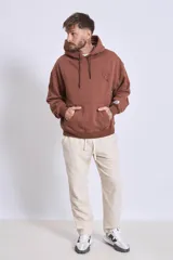 Buzo marrón con capucha y bolsillo tipo canguro.