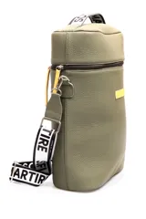 Bolso matero color verde oliva, con cierre superior y correa de hombro con estampado de la marca.