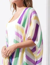 Kimono tejido con estampado de líneas en tonos pastel, mangas amplias estilo japonés y terminación con borlas.
