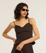 Blusa peplum marrón con breteles finos, escote en V, corte sastre y recortes delanteros.