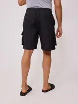 Short cargo negro de poliamida con bolsillos laterales y cintura ajustable con cordón.
