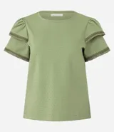 Blusa color verde oliva de mangas cortas con detalle de ganchillo en las mangas.