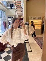 Minifalda marrón de cuero sintético.