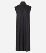 Vestido chemise de lino color negro, con cuello camisero, sin mangas y cierre frontal con botones. Incluye cinturón de tela estampado.