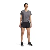 Short deportivo Under Armour negro con cintura elástica con logo de la marca en rosa y detalles laterales en rosa.