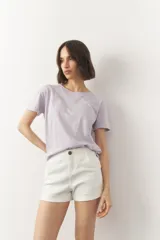 Short blanco de algodón elastizado, de tiro alto con dobladillos.