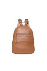 Mochila color camel con un bolsillo frontal con cierre y correas ajustables.