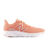 Championes New Balance 411v3 de dama color salmón con logo plateado, ideales para running.