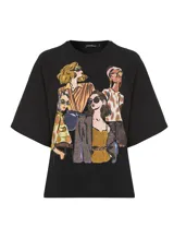 Remera negra de algodón con mangas cortas, cuello redondo y estampado frontal de un grupo de mujeres con diferentes estilos.
