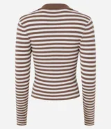 Blusa de punto con rayas horizontales marrones y blancas, cuello polo con escote en V y mangas largas.