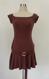 Vestido corto marrón con escote off-shoulder, mangas cortas y falda corta acampanada con detalle de cinturón con hebilla dorada.