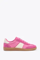 Zapatillas deportivas rosas de gamuza con detalles en blanco y suela marrón.