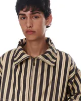 Chaqueta corta con cierre frontal, cuello clásico y bolsillos laterales. Diseño a rayas verticales en tonos beige y negro.