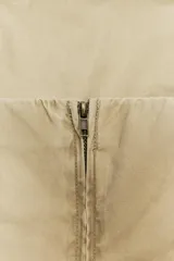 Vestido midi color beige, de corte recto, con escote palabra de honor y hombros descubiertos. Confeccionado en tejido con efecto lavado y detalle de pliegues. Cierre trasero con cremallera metálica.