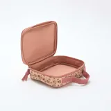 Neceser con estampado de corazones color rosa y marrón, con asa superior y cierre con cremallera.