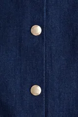 Vestido corto sin mangas en denim azul oscuro. Modelo con escote redondo y pinzas en el busto.